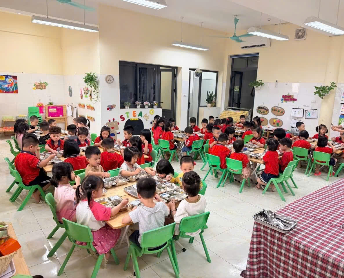 Hình ảnh giờ ăn trưa của học sinh tại lớp học